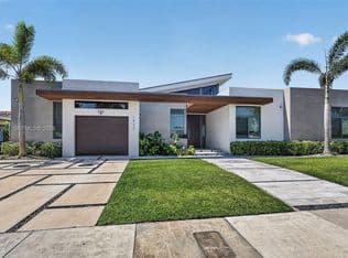 6-bedroom Single-Family Home — 1830 NE 193rd St, Miami, 33179