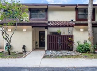 2+1 Townhouse — 3727 Carambola Circle N #2823, Coconut Creek, 33066