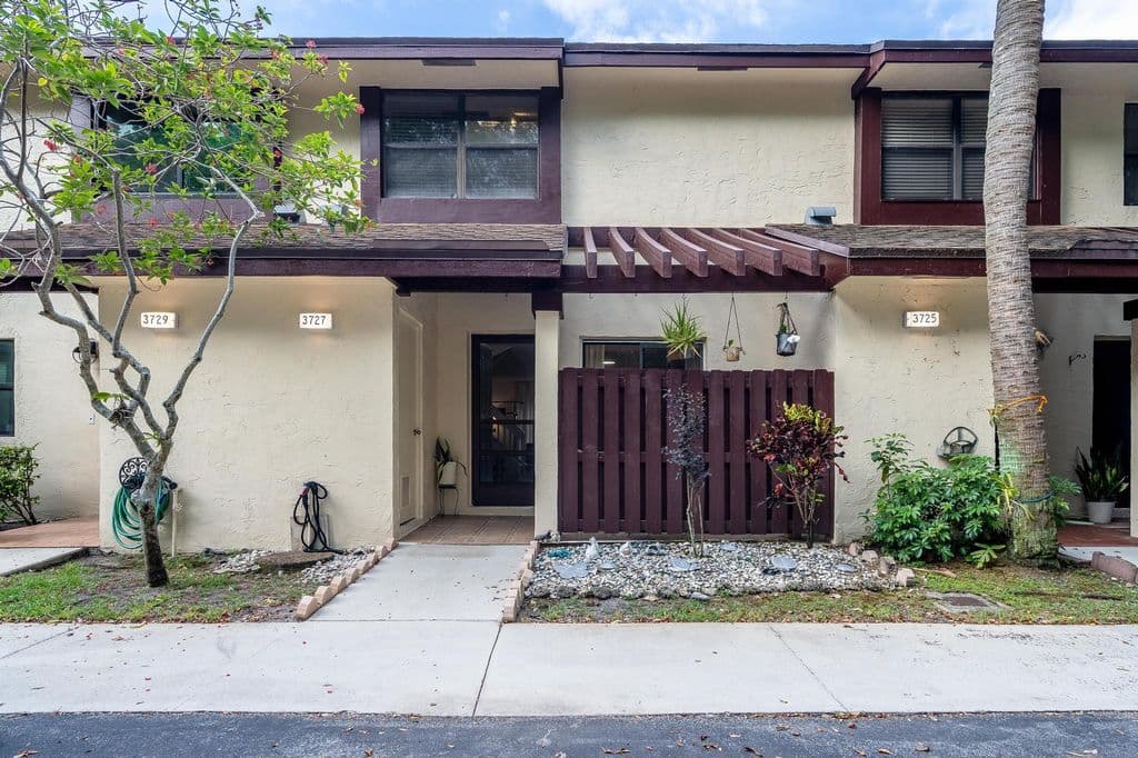 2+1 Mülk — 3727 Carambola Circle N #2823