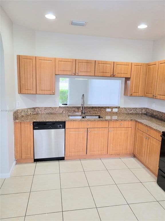 3+1 Mülk — 8263 SW 27th St #102