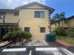 3-bedroom Townhouse — 1133 NE 210th Ter, Miami, 33179
