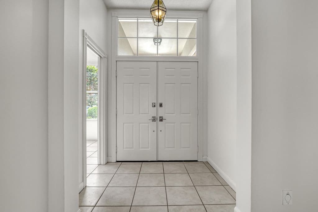 3-bedroom Single-Family Home — 204 S HAMPTON Drive
