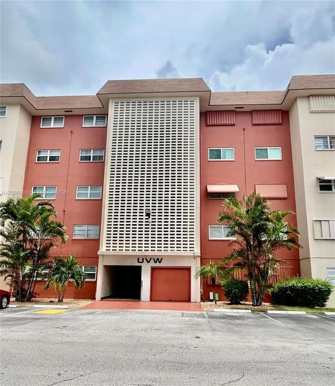 2-bedroom Condo — 5300 Washington St APT U503