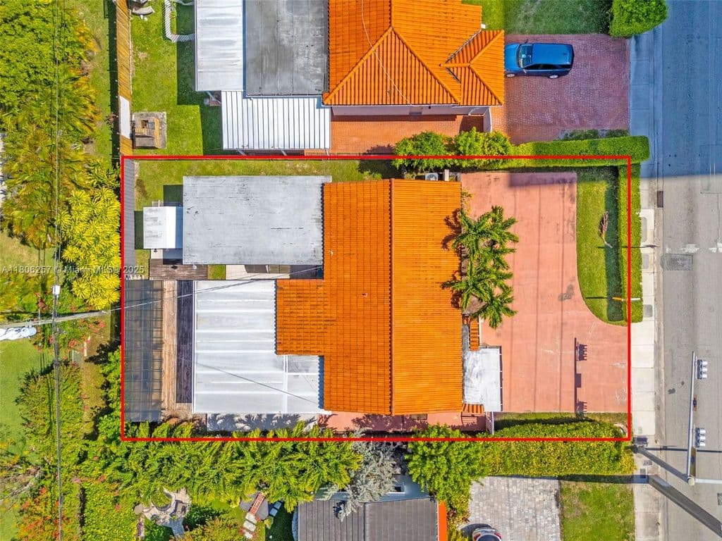 3+1 Müstakil ev — 1901 SW 37th Ave
