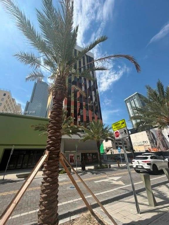 1+1 Condo — 111 E Flagler St APT 406