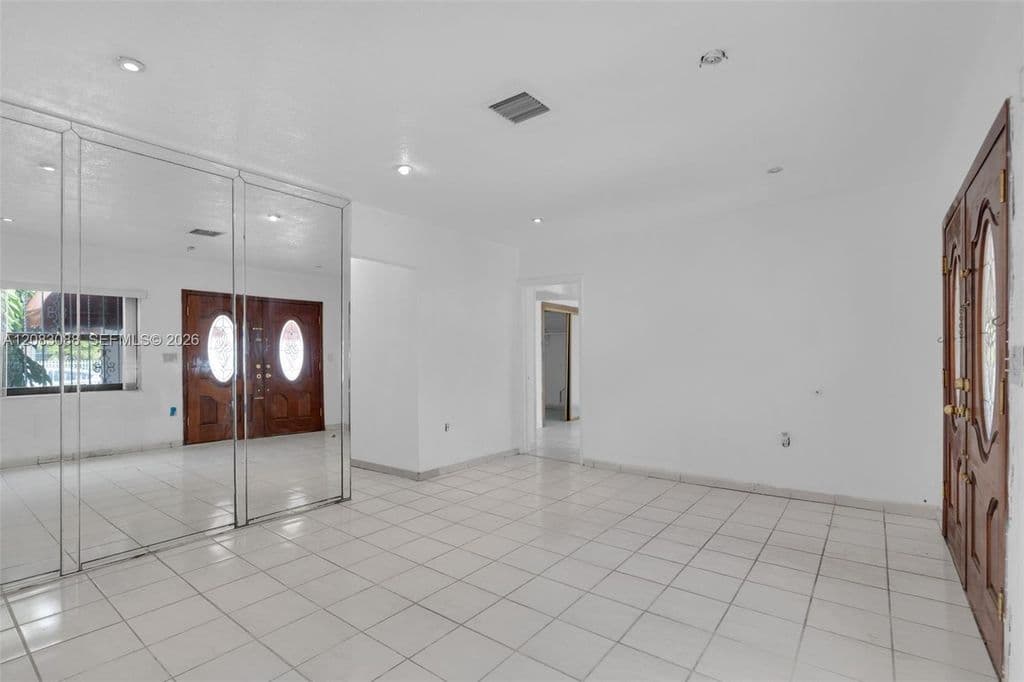 5+1 Müstakil ev — 615 SW 62nd Ct