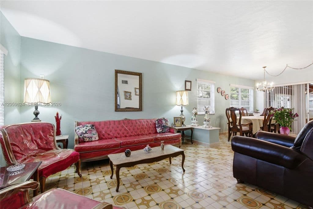 5+1 Müstakil ev — 921 E 14th St