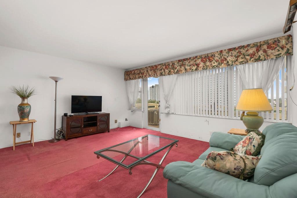 1-bedroom Condo — 3200 NE 36TH Street #618