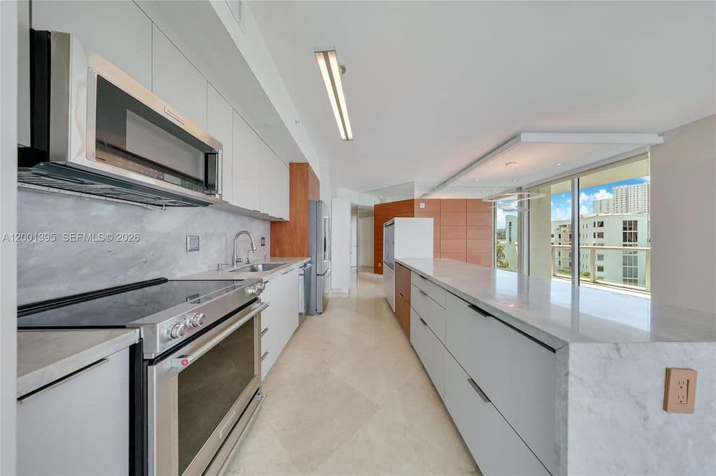 3-bedroom Condo — 3131 188th St APT 1808
