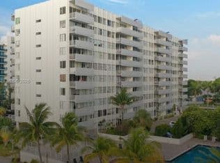 Condo — 7545 E Treasure Dr APT 3I, North Bay Village, 33141
