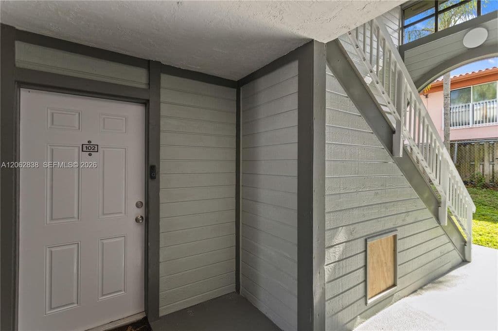 2+1 Condo — 20760 NE 4th Ct APT 102