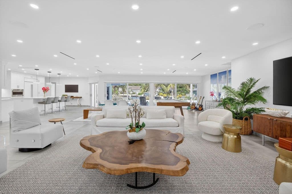 4-bedroom Single-Family Home — 41 S COMPASS Drive