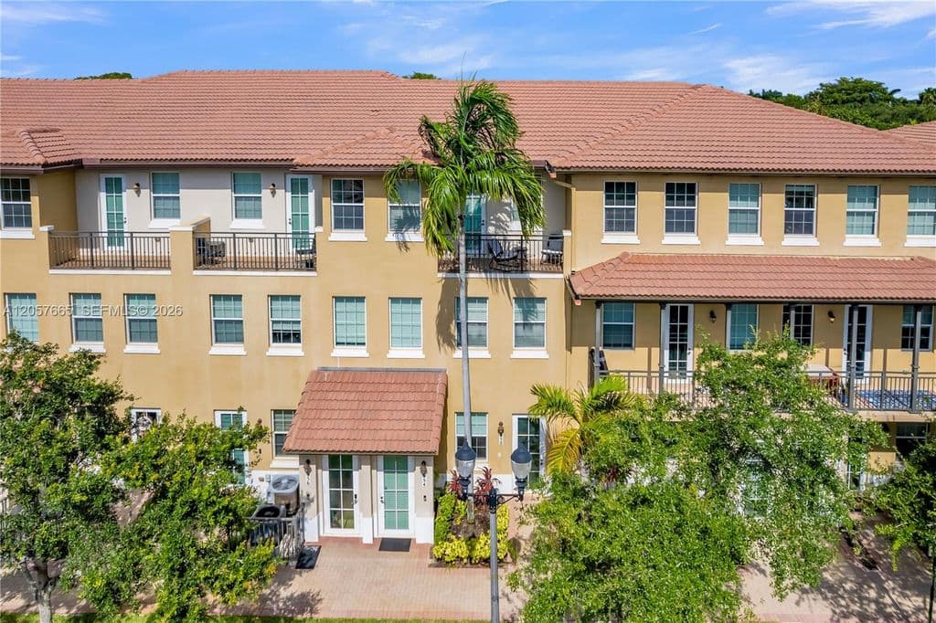 3-bedroom Condo — 950 SW 147th Ave #2611