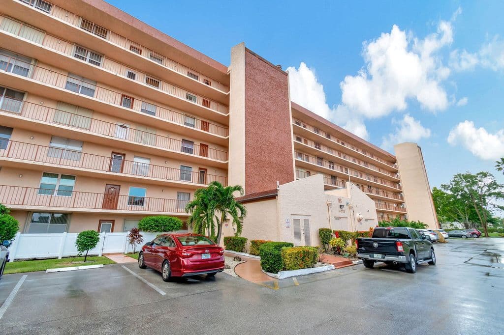 2+1 Condo — 14575 Bonaire Boulevard #402