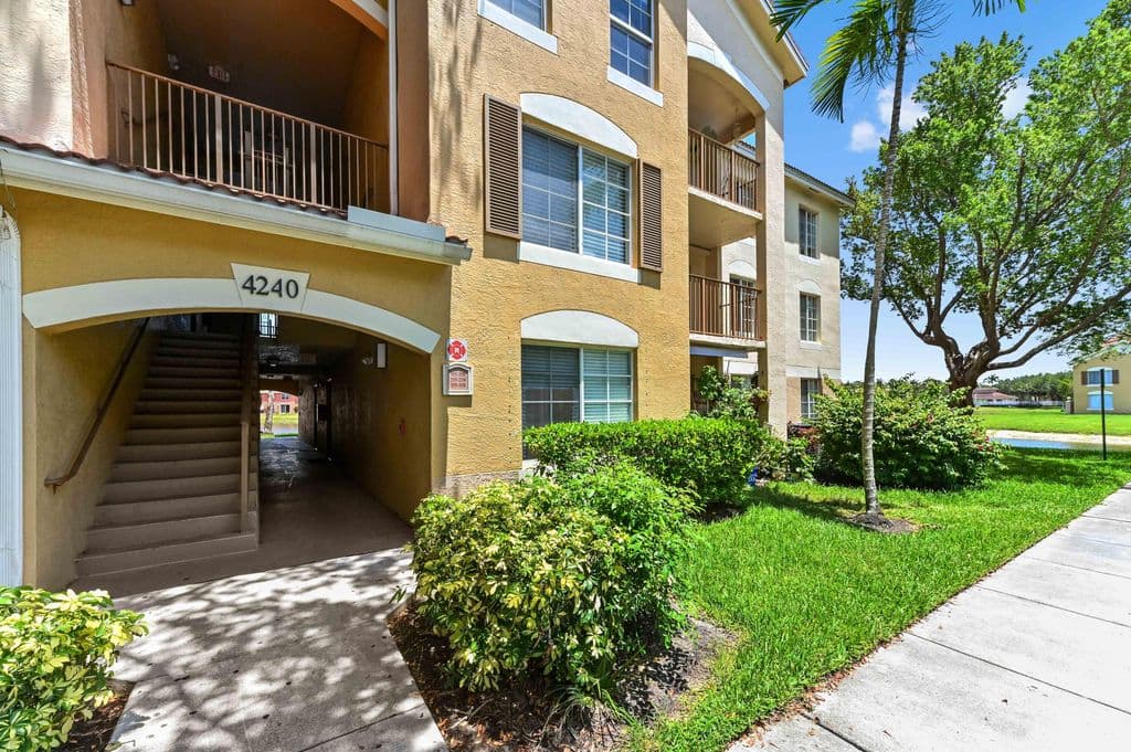 3+1 Condo — 4240 San Marino Boulevard #108