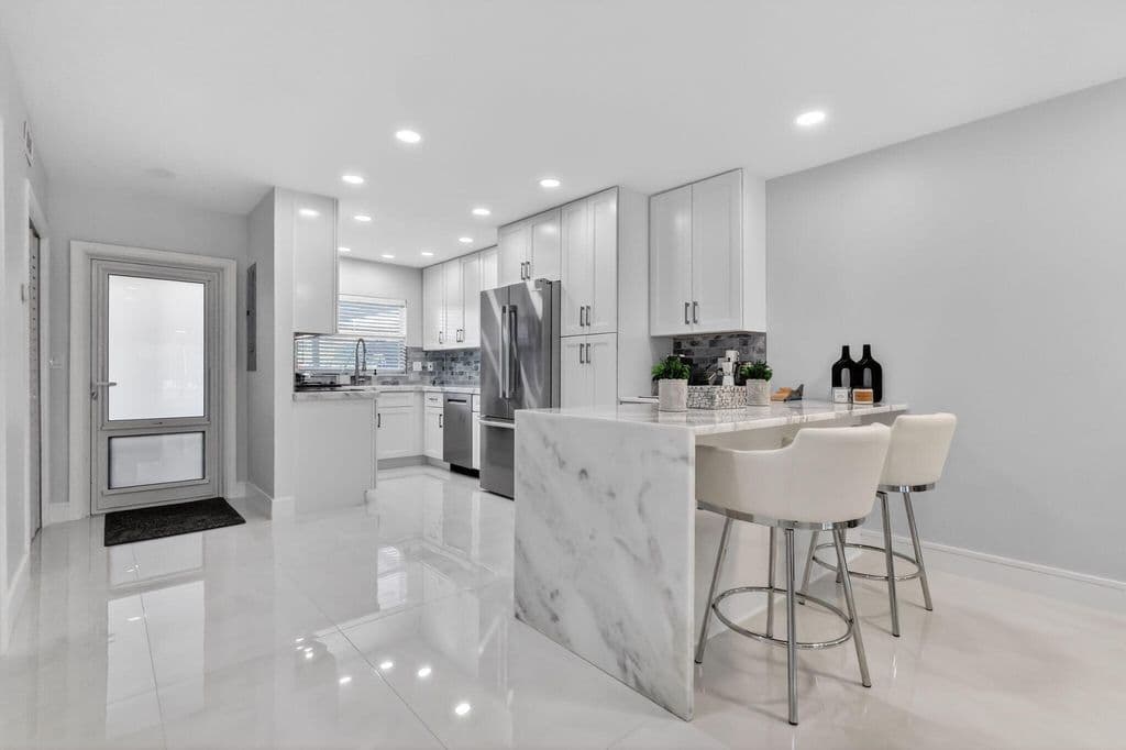 2+1 Condo — 700 NE Harbour Terrace #1250