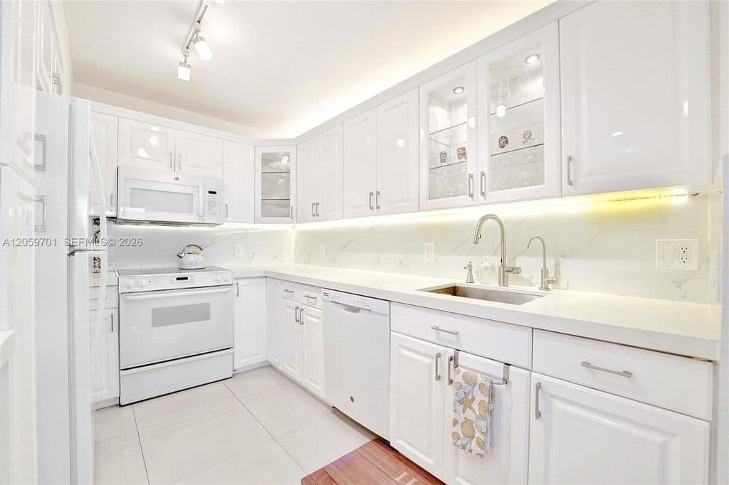2+1 Condo — 2201 S Ocean Dr APT 604