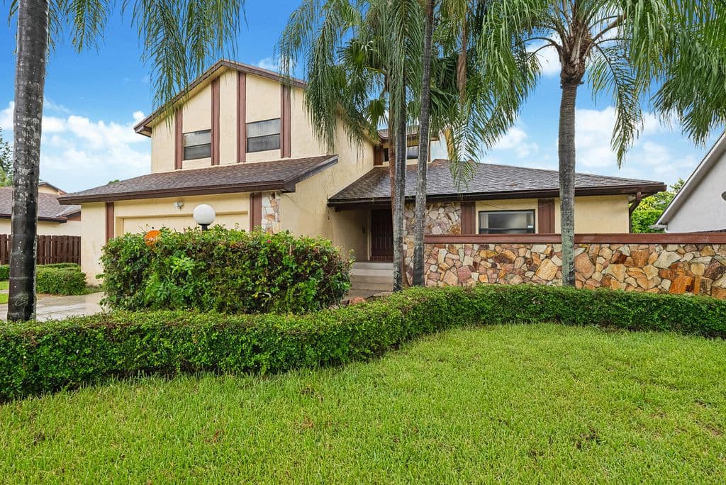 4+1 Müstakil ev — 15615 SW 54th Street