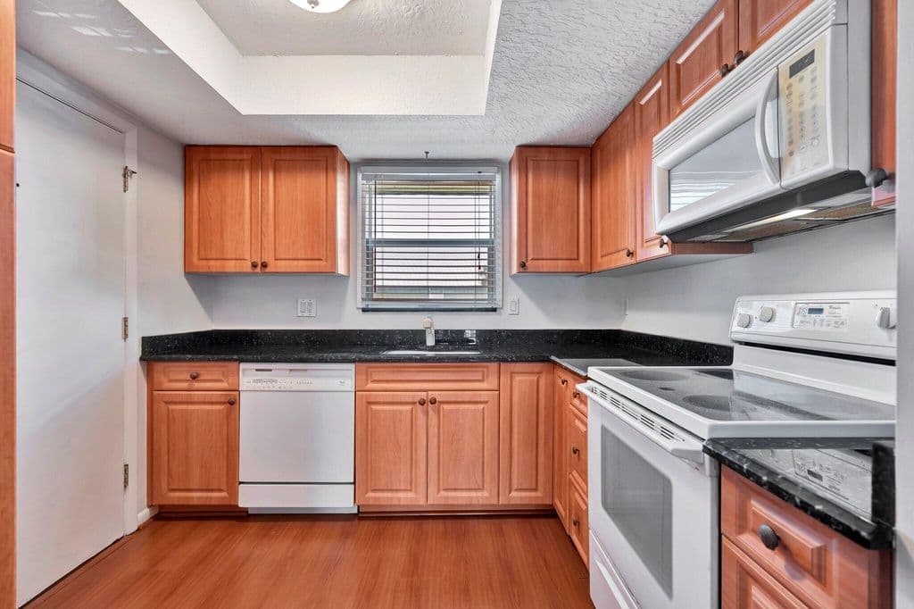 2+1 Condo — 121 Wettaw Lane #211