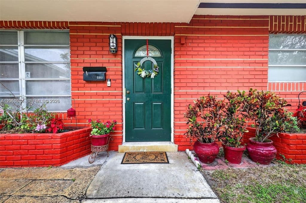 4+1 Müstakil ev — 6861 SW 1st Ct