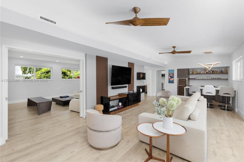 5+1 Müstakil ev — 857 NE 98th St
