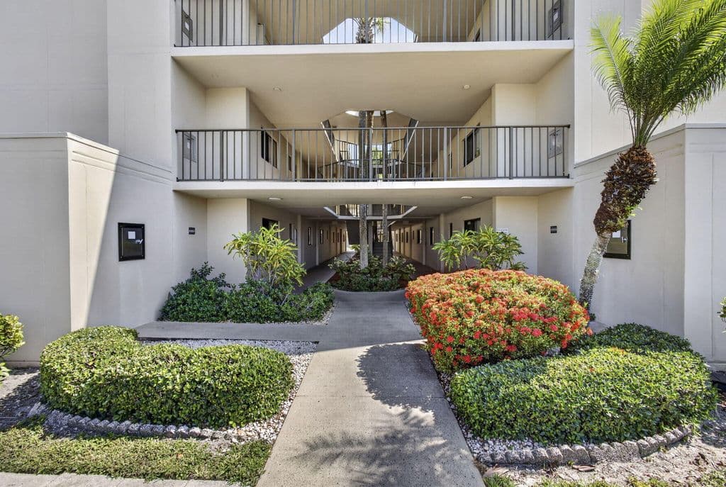 2+1 Condo — 5340 Las Verdes Circle #307