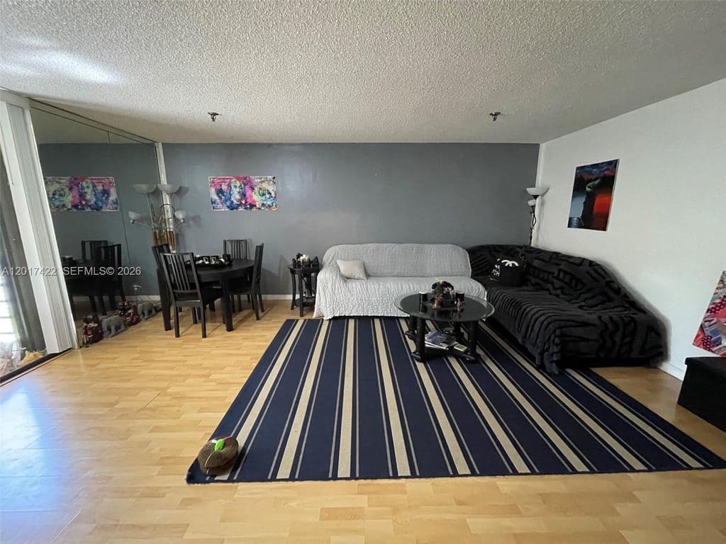 1+1 Condo — 671 NE 195th St APT 207