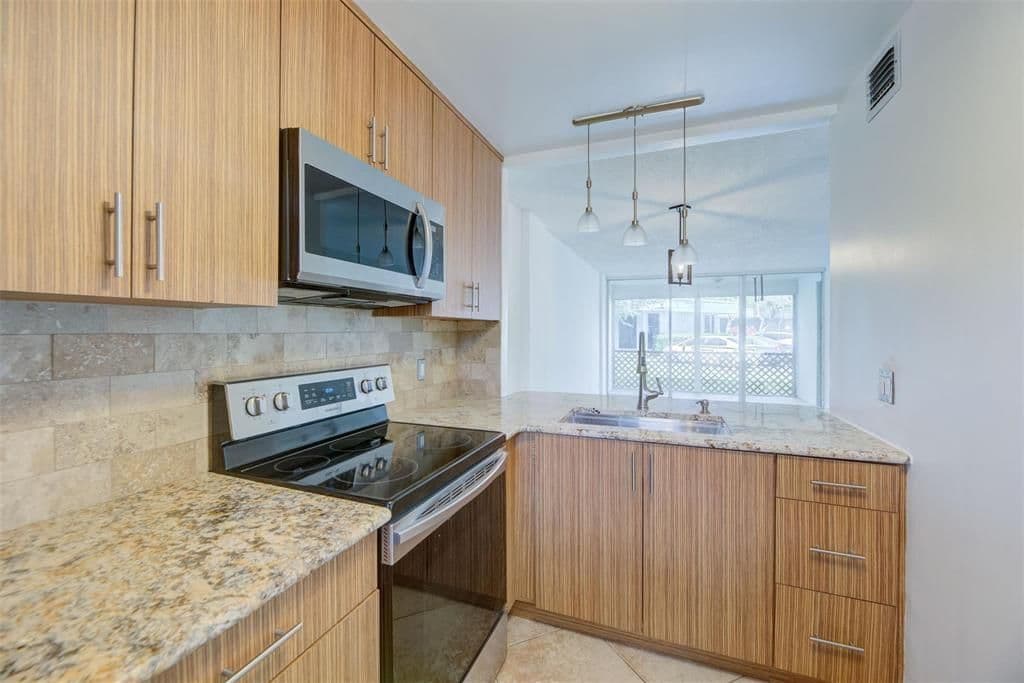 2+1 Condo — 113 ROYAL PARK Drive #1H
