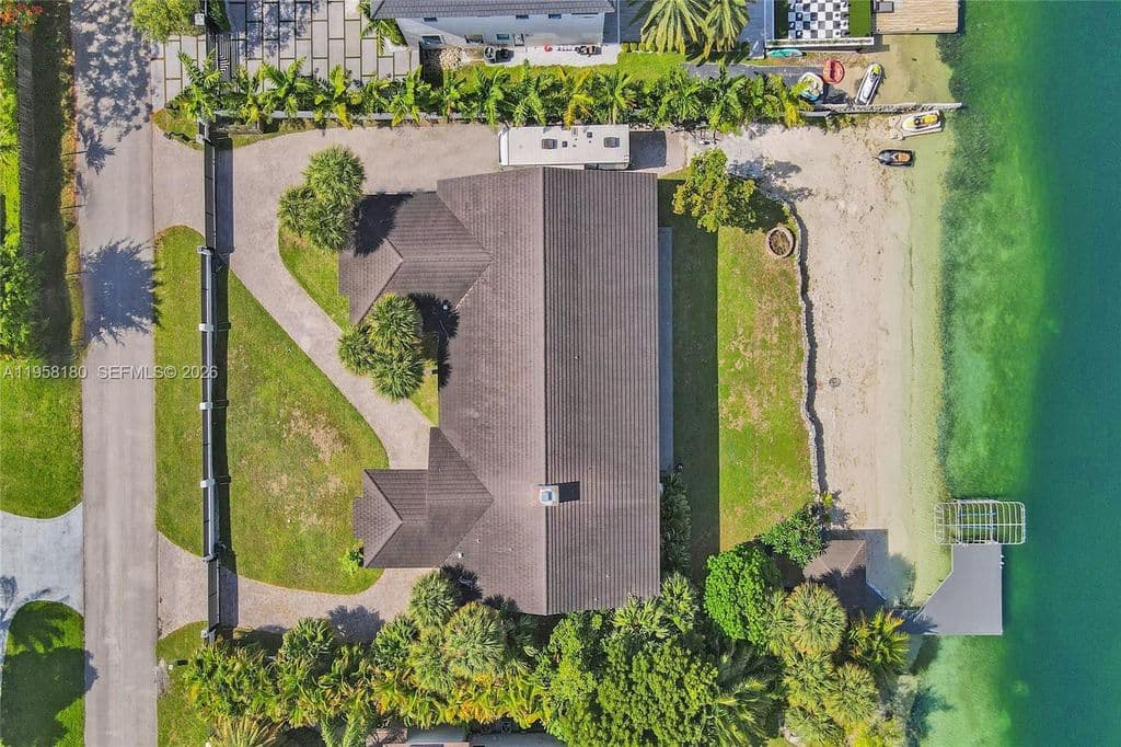 6+1 Müstakil ev — 13724 SW 92nd Ct