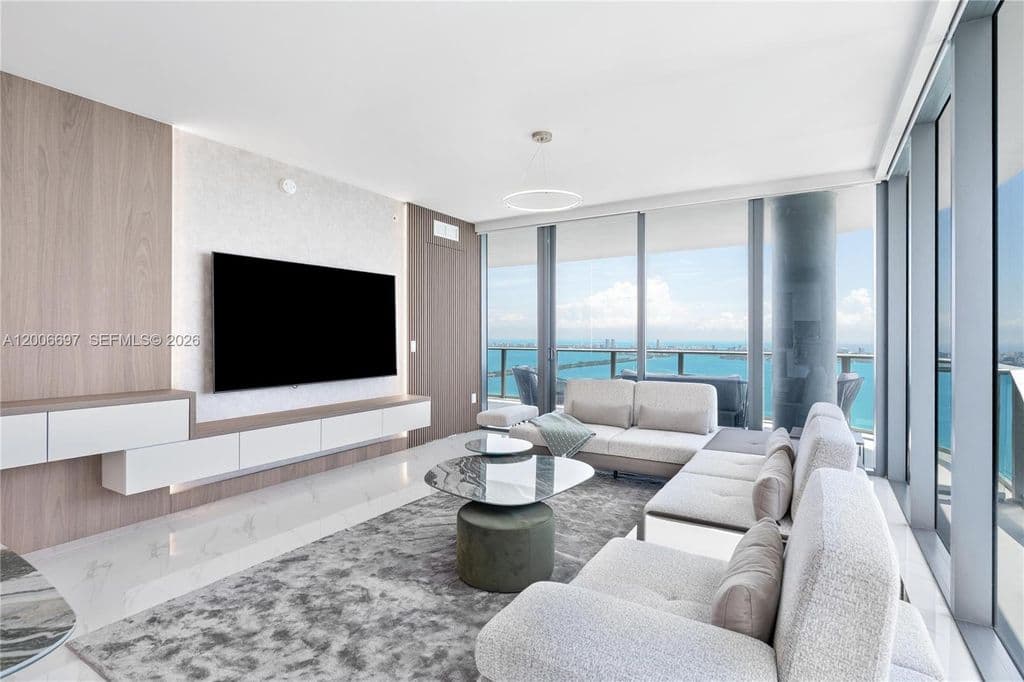 4-bedroom Condo — 700 NE 24th St #5407