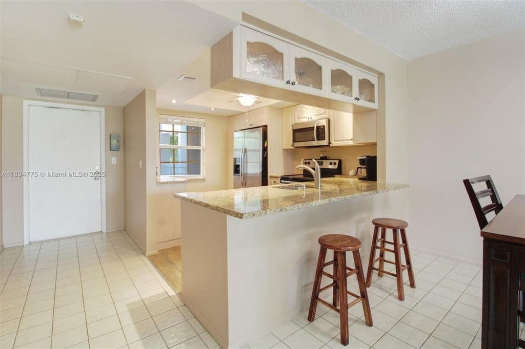 2+1 Condo — 605 Oaks Dr APT 305