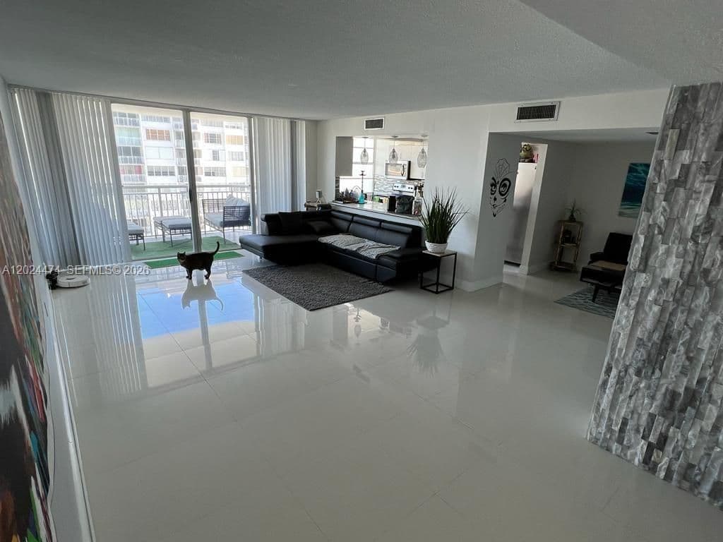 3-bedroom Condo — 18061 Biscayne Blvd APT 1404
