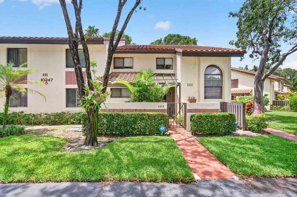 3-bedroom Condo — 10247 N Circle Lake Drive #102