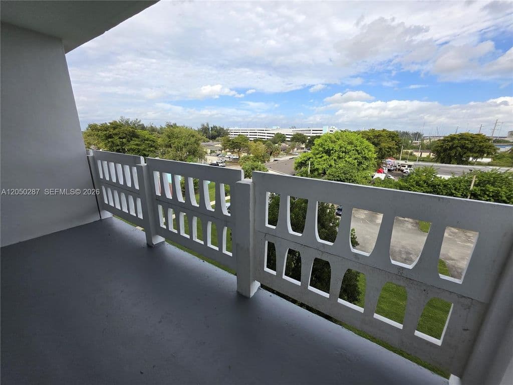 1+1 Condo — 15600 NW 7th Ave APT 511