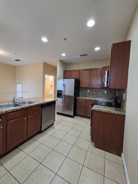 3-bedroom Property — 2851 W Prospect Rd Unit 404