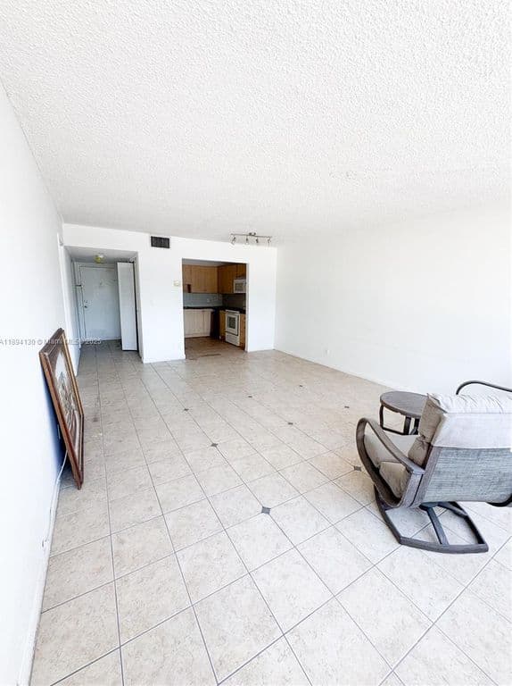 1-bedroom Condo — 2025 NE 164th St APT 206
