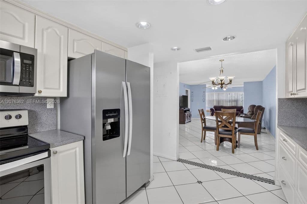 2-bedroom Condo — 9721 Sunrise Lakes Blvd APT 102