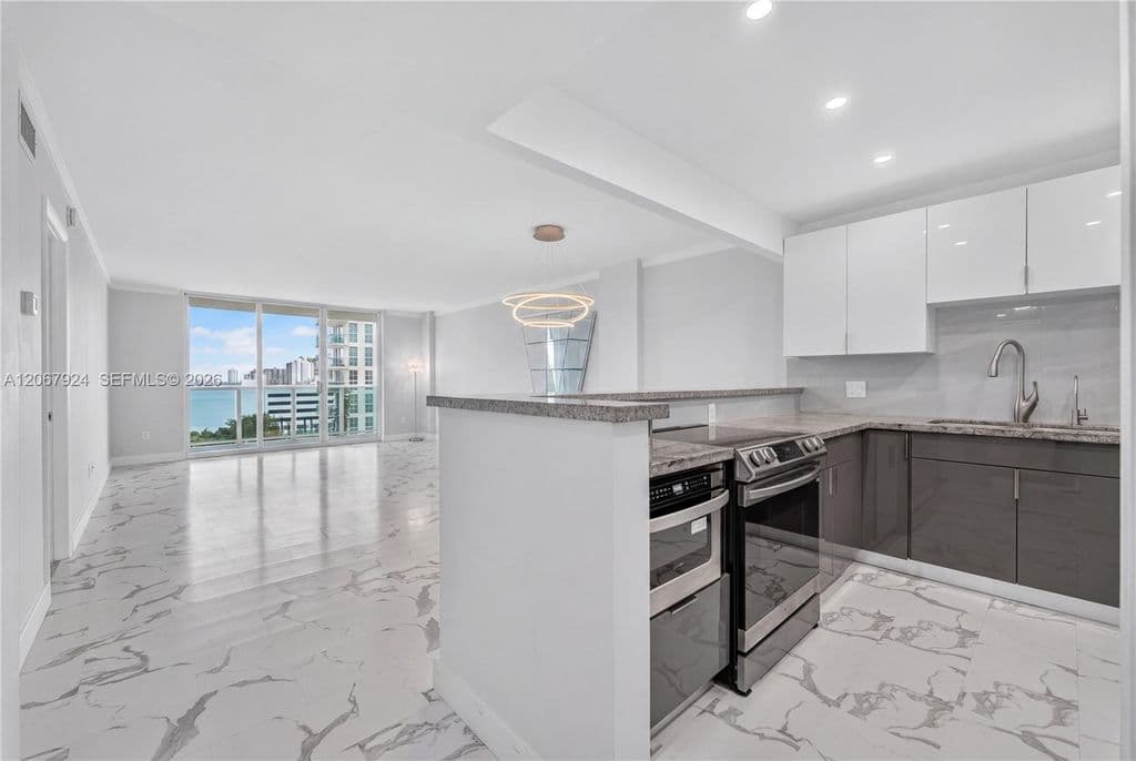 1+1 Condo — 3800 S Ocean Dr APT 802