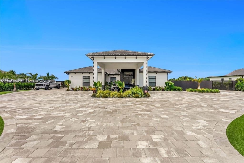 5-bedroom Single-Family Home — 18261 SW 224th St