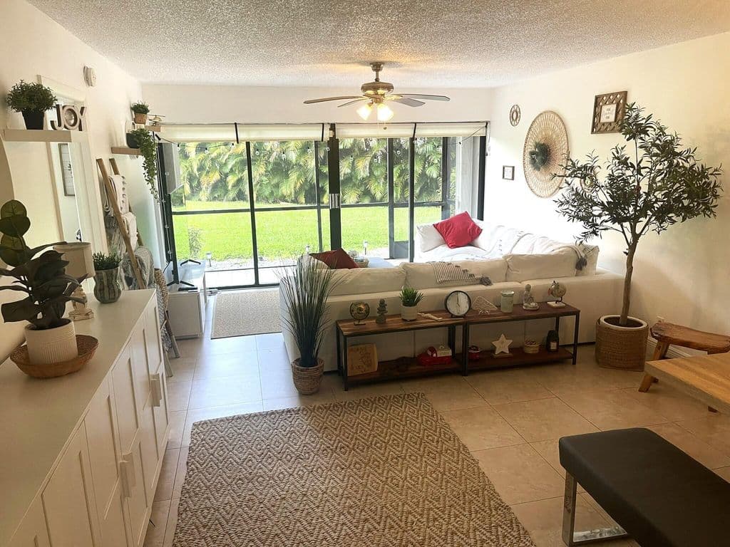 2+1 Condo — 2500 Presidential Way #106