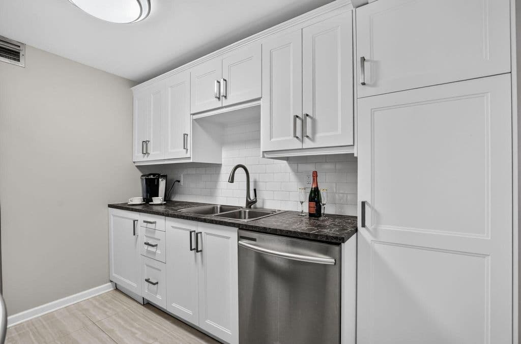 2-bedroom Condo — 3056 NEWPORT N