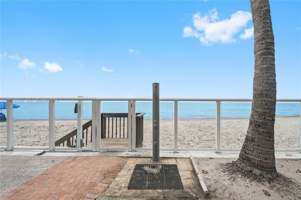 1+1 Condo — 3001 S Ocean Dr APT 1439