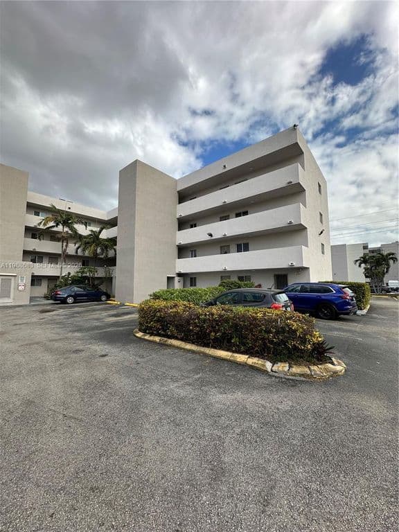 2-bedroom Condo — 6091 W 22nd Ct APT 408