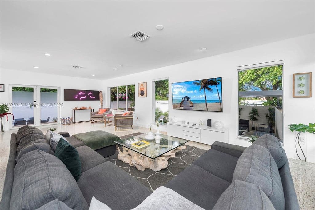 5+1 Müstakil ev — 1019 NE 87th St
