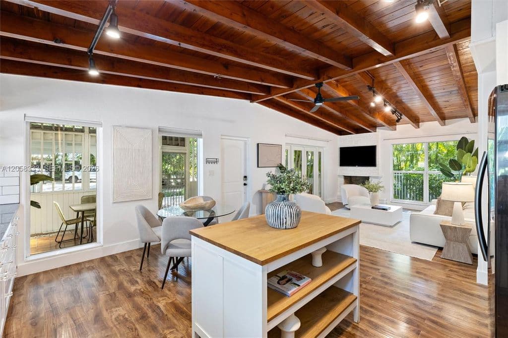 4+1 Müstakil ev — 3700 Loquat Ave