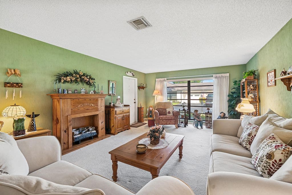 2-bedroom Condo — 4866 Equestrian Road #A