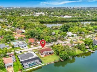 3+1 Müstakil ev — 2501 NE 209th Ter, Miami, 33180