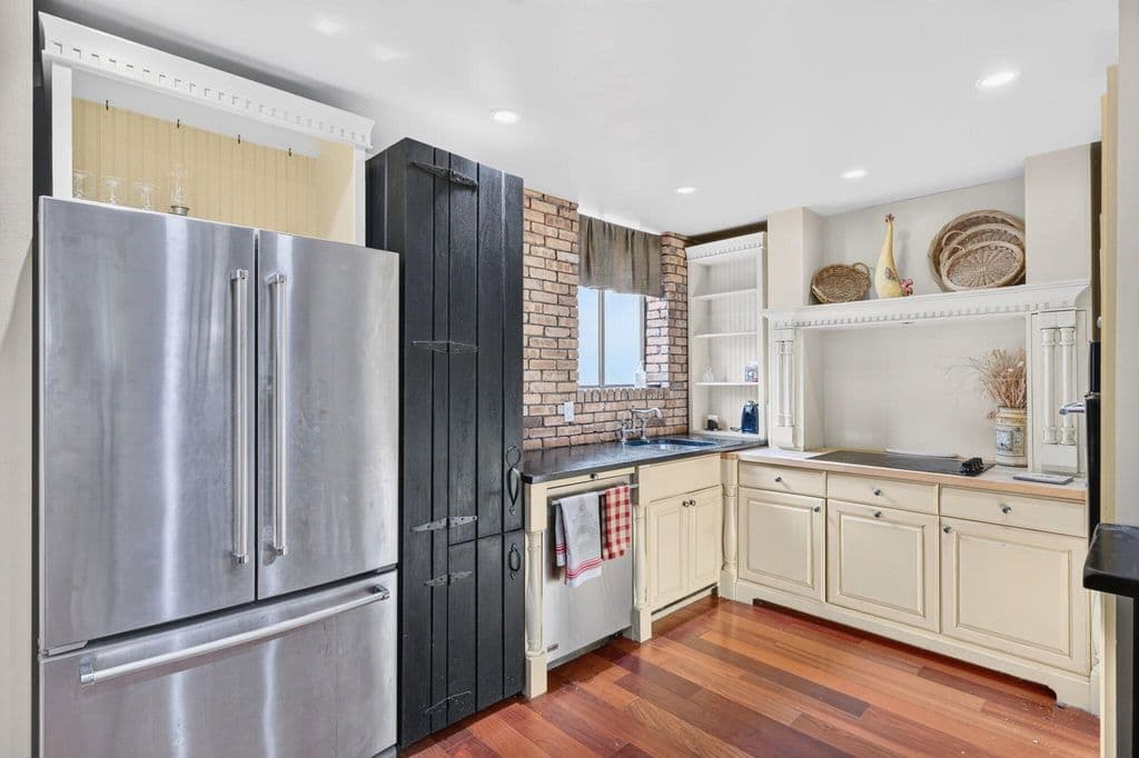 3-bedroom Property — 1401 NE 9th Street #20