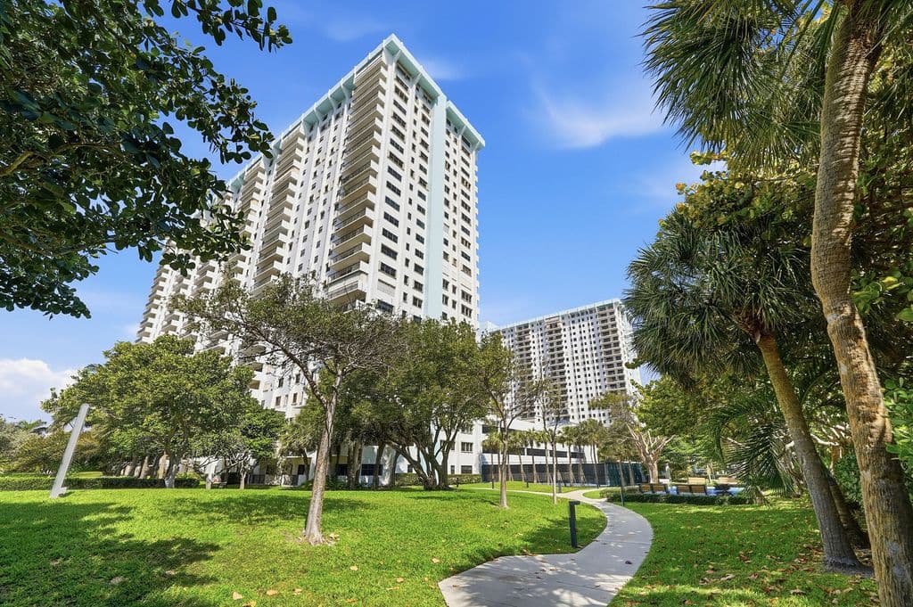 2+1 Condo — 1201 S Ocean Drive #506s