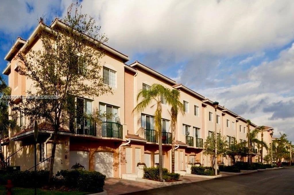 2+1 Condo — 2009 SE 10th Ave APT 303
